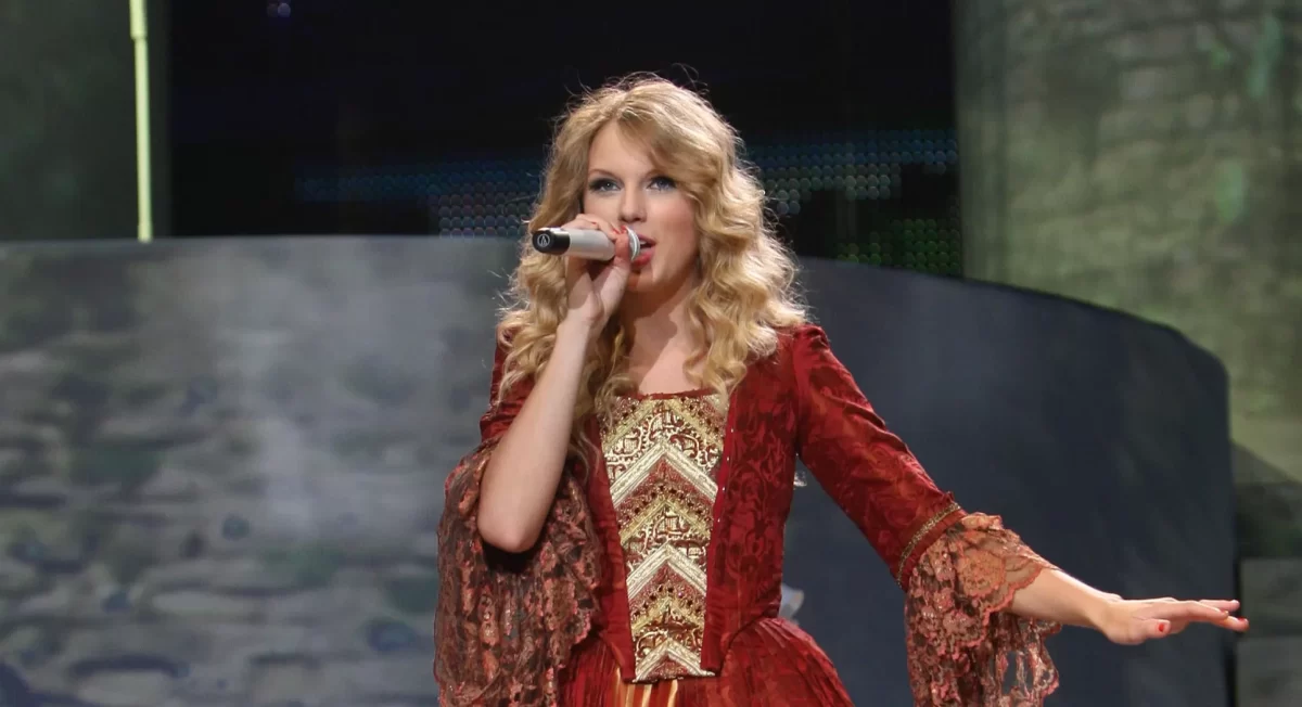 Musician Taylor Swift performs during the Fearless Tour at Madison Square Garden on August 27, 2009 in New York City.